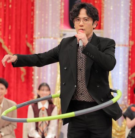 　フラフープをしながら質問に答える稲垣吾郎（撮影・吉澤敬太）