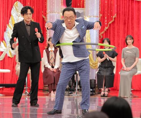 　稲垣吾郎（左）と共にフラフープを実演する梅沢富美男（撮影・吉澤敬太）