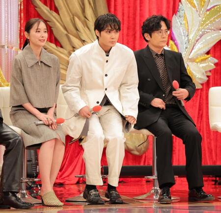 　登壇した（左から）堀田真由、磯村勇斗、稲垣吾郎（撮影・吉澤敬太）