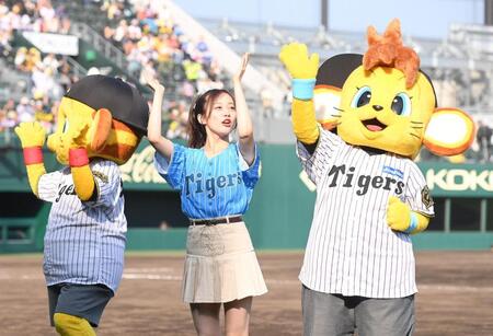 　試合後のスタンドを盛り上げるＮＭＢ４８の川上千尋（撮影・西田忠信）