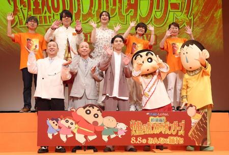 　舞台あいさつに登場した（前列左から）バイきんぐ・西村瑞樹、小峠英二、賀来賢人、野原しんのすけ、ボーちゃん、（後列同）橋本昌和監督、速水奨、瀬戸麻沙美、小林由美子、佐藤智恵（撮影・佐々木彰尚）