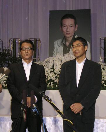 　故山田辰夫さんの遺影を前に思い出を語る滝田洋二郎（左）、若松節朗両監督＝２００９年９月