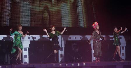 　ラストステージを盛り上げるメロン記念日の（左から）村田めぐみ、柴田あゆみ、大谷雅恵、斉藤瞳＝２０１０年５月