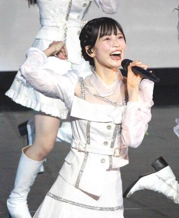 　笑顔で歌うＡＫＢ４８の１８期生・新井彩永