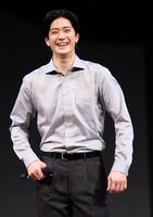 　会見に臨む中島裕翔（撮影・石井剣太郎）