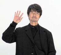 　手を振る仲村トオル