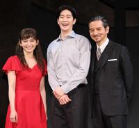 　会見に登壇した（左から）岡本玲、中島裕翔、岡本健一（撮影・石井剣太郎）