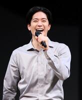 　笑顔を見せる中島裕翔（撮影・石井剣太郎）