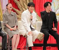 　磯村勇斗（中央）のコメントに爆笑する堀田真由（左）と稲垣吾郎（撮影・吉澤敬太）
