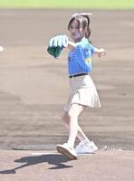　ファーストピッチセレモニーで投球するＮＭＢ４８の川上千尋（撮影・西田忠信）