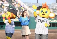 　試合後のスタンドを盛り上げるＮＭＢ４８の川上千尋（撮影・西田忠信）