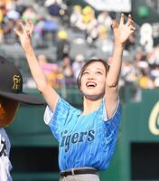 　試合後のスタンドを盛り上げるＮＭＢ４８の川上千尋（撮影・西田忠信）