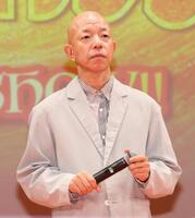　舞台あいさつに登場したバイきんぐ・小峠英二（撮影・佐々木彰尚）