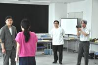 　オーディション参加者の演技審査を見つめる稲垣壮洋監督（左から３人目）