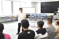 　オーディション参加者へ審査内容を説明する稲垣壮洋監督