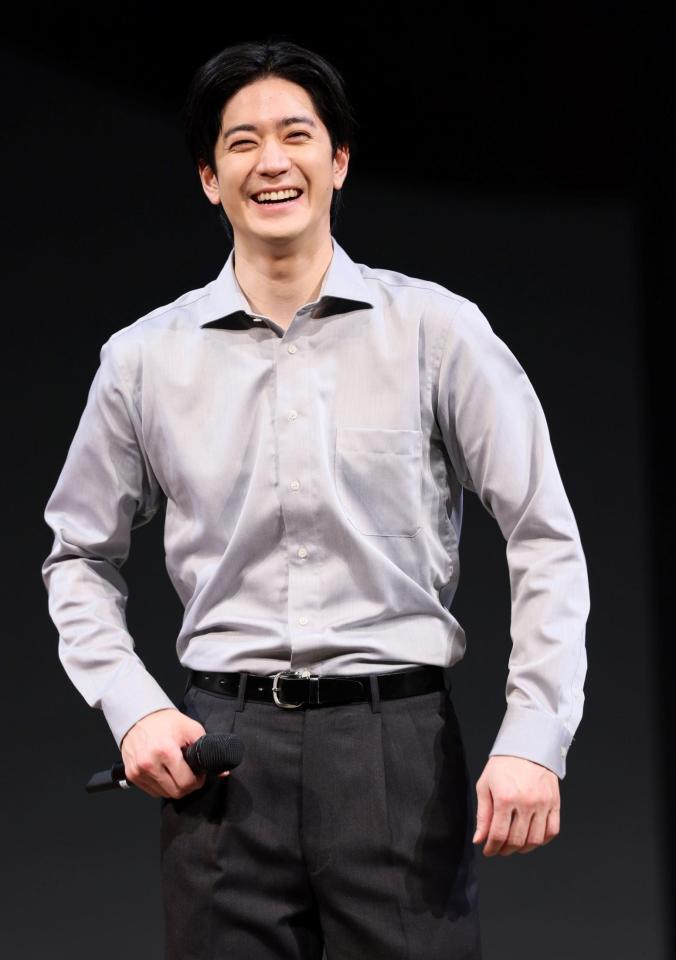 　会見に臨む中島裕翔（撮影・石井剣太郎）