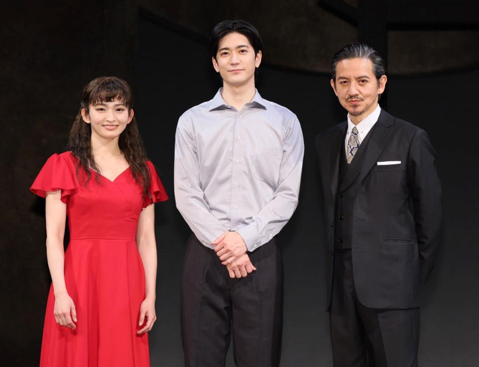 　会見に登壇した（左から）岡本玲、中島裕翔、岡本健一（撮影・石井剣太郎）