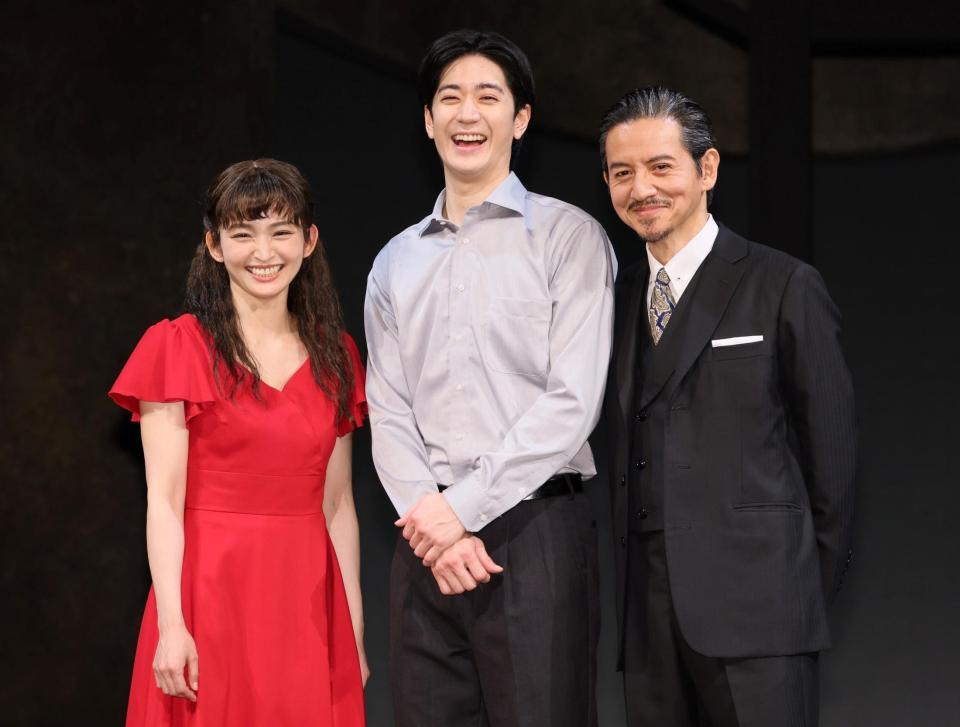 　会見に登壇した（左から）岡本玲、中島裕翔、岡本健一（撮影・石井剣太郎）