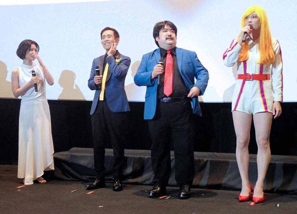 　ルパン三世にふんした鈴木もぐら（右から２人目）、峰不二子にふんした水川かたまり（右端）と、ルパン三世役の栗田貫一（左から２人目）、峰不二子役の沢城みゆき