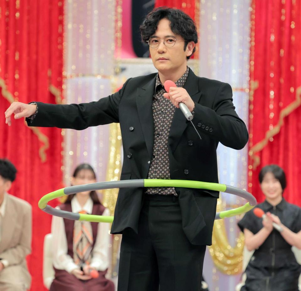 　得意のフラフープを披露する稲垣吾郎（撮影・吉澤敬太）