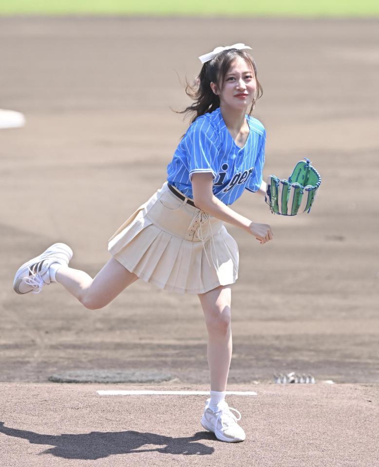 　ファーストピッチセレモニーで投球するＮＭＢ４８の川上千尋（撮影・西田忠信）