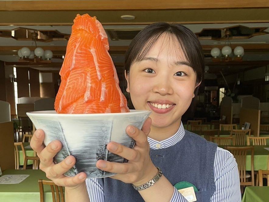 　高さ30・26センチを誇る「３０２６　のりくら信州サーモン丼」