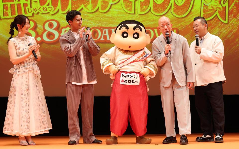 　野原しんのすけから結婚を祝福されるバイきんぐ・小峠英二（右から２人目）＝撮影・佐々木彰尚