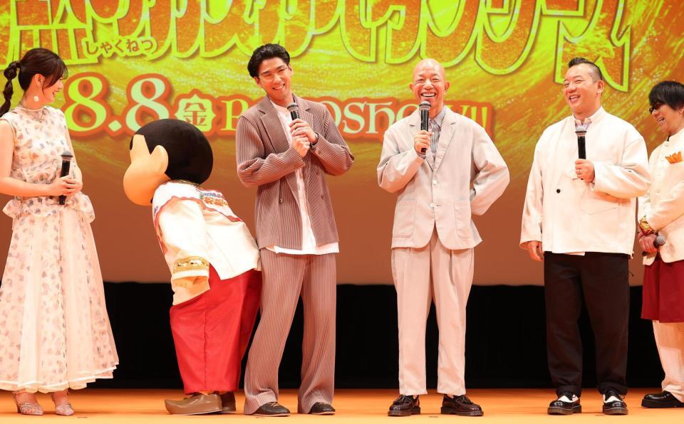 　舞台あいさつに登場した（左から）瀬戸麻沙美、野原しんのすけ、賀来賢人、バイきんぐ・小峠英二、西村瑞樹、速水奨（撮影・佐々木彰尚）