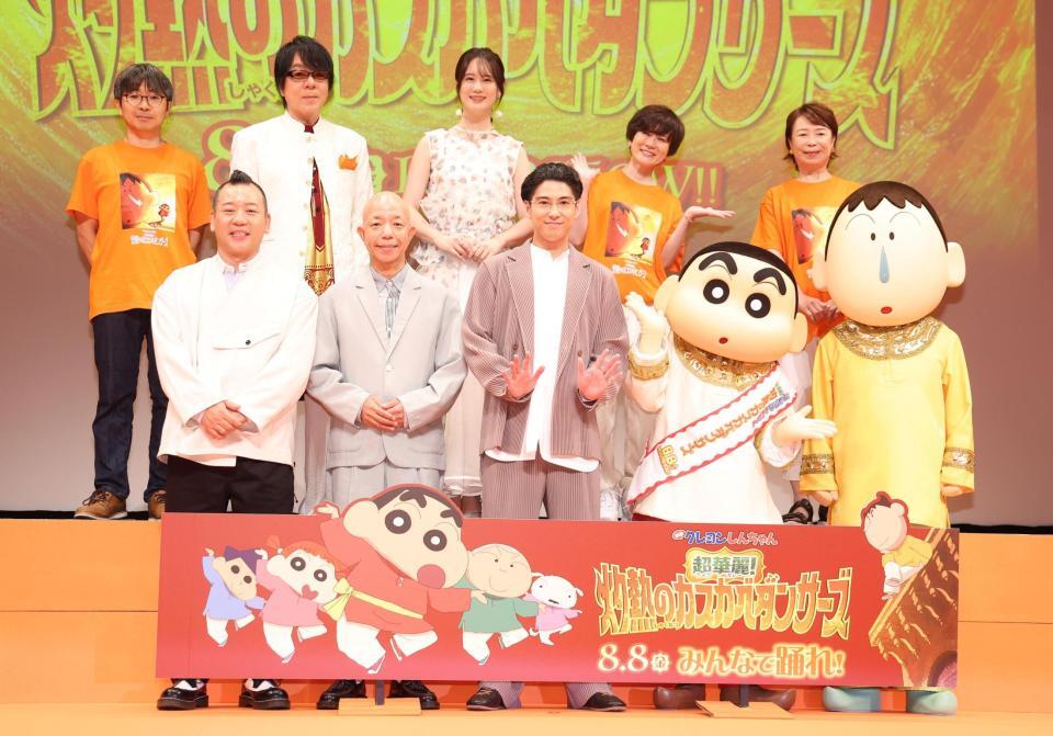 　舞台あいさつに登場した（前列左から）バイきんぐ・西村瑞樹、小峠英二、賀来賢人、野原しんのすけ、ボーちゃん、（後列同）橋本昌和監督、速水奨、瀬戸麻沙美、小林由美子、佐藤智恵＝撮影・佐々木彰尚