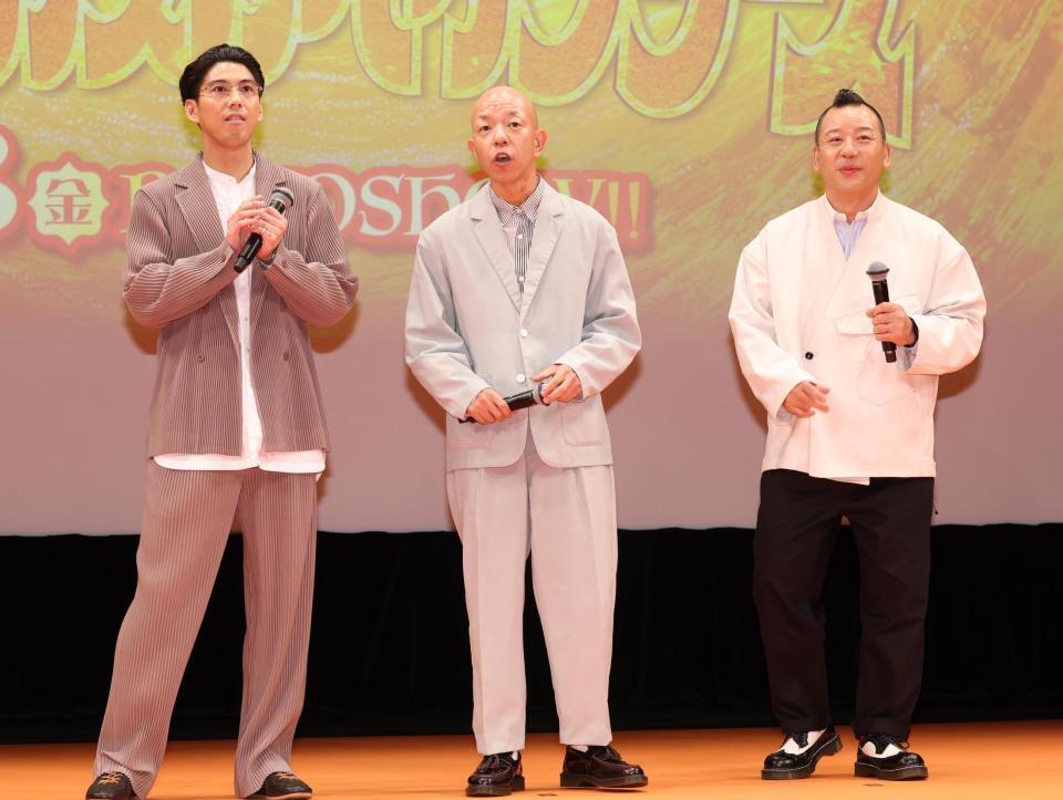 　舞台あいさつに登場した（左から）賀来賢人、バイきんぐ・小峠英二、西村瑞樹（撮影・佐々木彰尚）