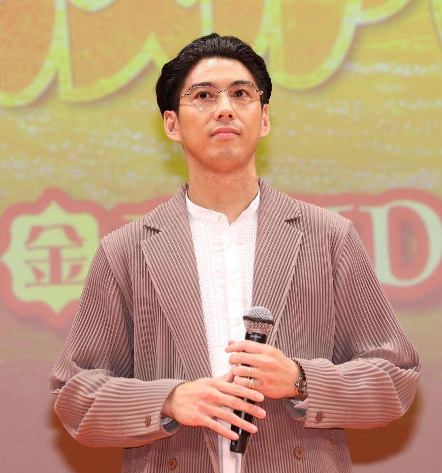 　舞台あいさつに登場した賀来賢人（撮影・佐々木彰尚）