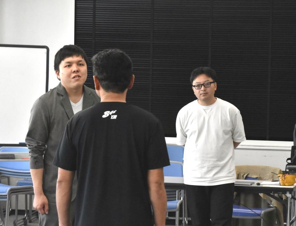 　オーディション参加者の演技審査を見つめる稲垣壮洋監督（右）