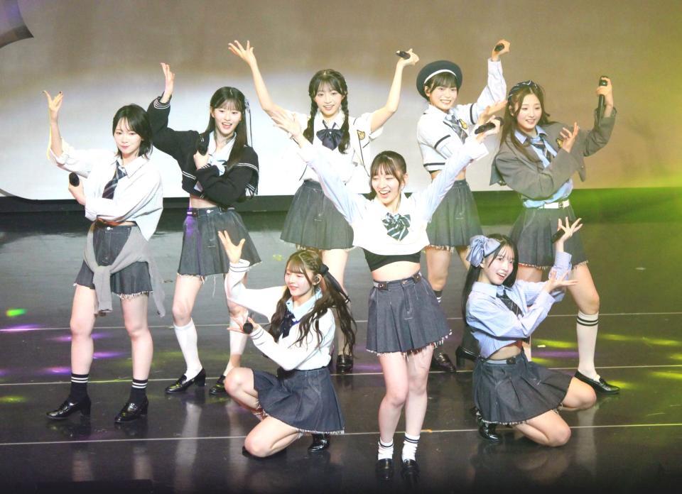  　パフォーマンスするＡＫＢ４８・１８期生の（前列左から）久保姫菜乃、工藤華純、山口結愛、（後列左から）成田香姫奈、八木愛月、秋山由奈、新井彩永、迫由芽実