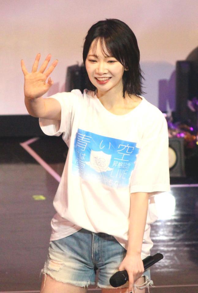 　笑顔で手を振るＡＫＢ４８の１８期生・成田香姫奈
