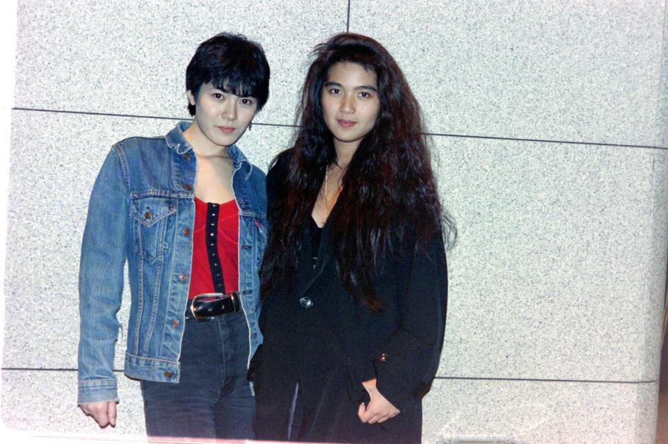 　１９９２年、網浜直子（左）とユニット「Ｗ－ＮＡＯ」を結成した当時の飯島直子