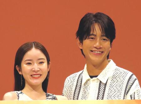 　ドラマ「私があなたといる理由」の会見に臨んだ蓮佛美沙子（左）と溝端淳平