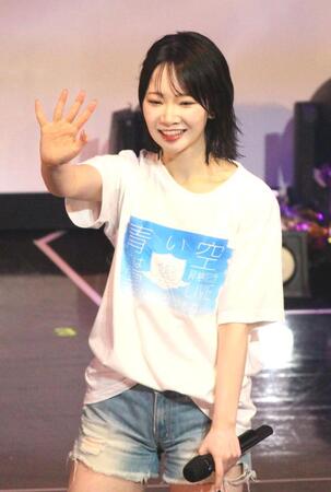 　笑顔で手を振るＡＫＢ４８の１８期生・成田香姫奈