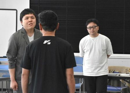 　オーディション参加者の演技審査を見つめる稲垣壮洋監督（右）