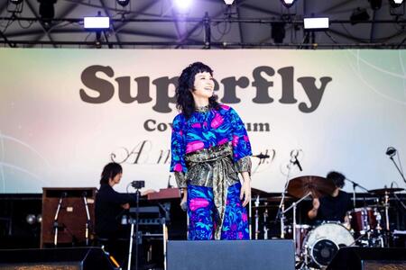 　フリーライブを行ったＳｕｐｅｒｆｌｙ・越智志帆（撮影・渡邉一生）