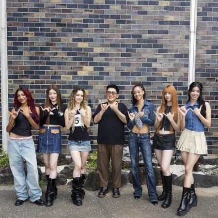 バン・シヒョク会長の公式インスタグラム＠ｈｉｔｍａｎｂ７２より　バン・シヒョク会長（中央）とＫＡＴＳＥＹＥ