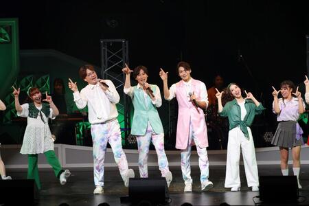 　熱唱する純烈の（左から）酒井一圭、後上翔太、白川裕二郎