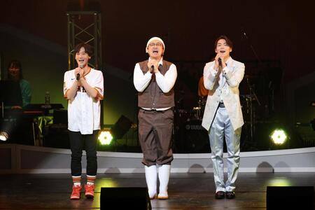 　熱唱する純烈の（左から）後上翔太、酒井一圭、白川裕二郎