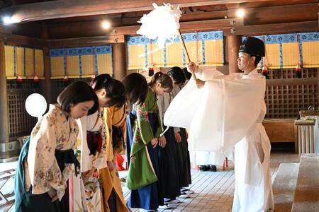 　ヒット祈願を行うドラマ「ちはやふる－めぐり－」のキャストたち