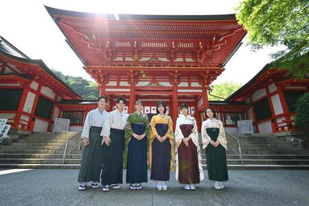 　近江神社を訪れた當真あみ（右から３人目）と上白石萌音（右）ら