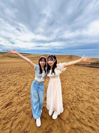 　鳥取砂丘を訪れたＡＫＢ４８の永野芹佳（左）と徳永羚海　ⓒＡＫＢ４８