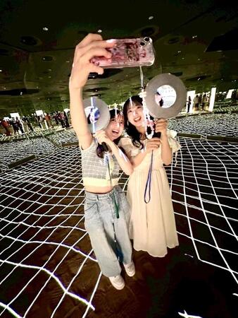 　大阪・関西万博　関西パビリオン鳥取県ゾーンでのプロジェクションマッピングを楽しむＡＫＢ４８の永野芹佳（左）と徳永羚海　ⓒＡＫＢ４８