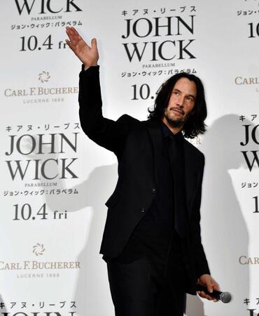 　ファンに手を振りながら引き揚げるキアヌ・リーブス＝２０１９年９月
