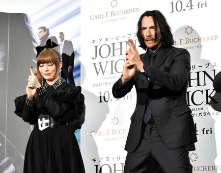 　きゃりーぱみゅぱみゅ（左）と忍者ポーズを決めるキアヌ・リーブス＝２０１９年９月