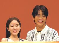 　ドラマ「私があなたといる理由」の会見に臨んだ蓮佛美沙子（左）と溝端淳平