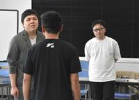 　オーディション参加者の演技審査を見つめる稲垣壮洋監督（右）